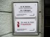 Doppel-Schildsystem aus Acrylschildern München, Leitsystem aus Acrylschildern, Digitaldruck, Montage des Edelstahlrahmen, Wandbefestigung