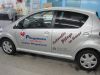 Silberner Pkw mit rot, blau, weier Fahrzeugbeschriftung mit Motiv fr das Pflegeteam mit Herz in Mnchen 